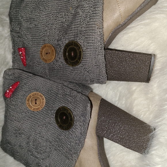 Muk Luks Size 10 Tan Faux Leather Gray Knit Upper - Picture 2 of 11